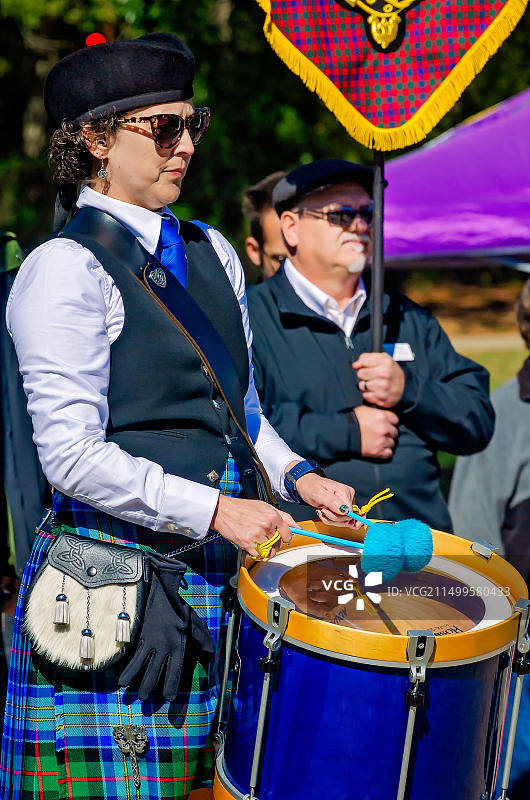 一名鼓手在密西西比州海湾港举行的凯尔特音乐节和苏格兰高地运动会上表演图片素材