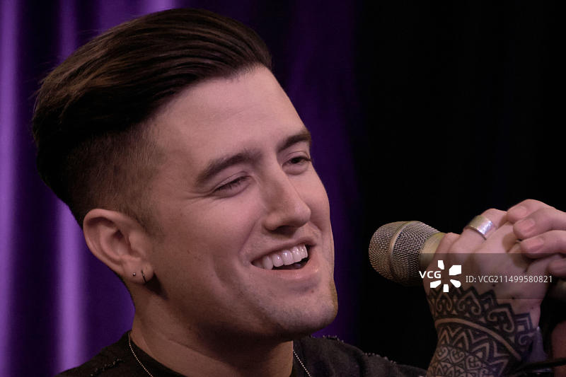 美国歌手兼作曲家洛根·亨德森图片素材