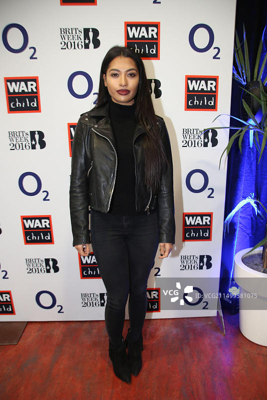 瓦内萨·怀特抵达伦敦哈克尼圣约翰教堂参加由弗洛伦斯和机器乐队举办的War Child慈善演出，作为2016年全英音乐奖周的一部分图片素材