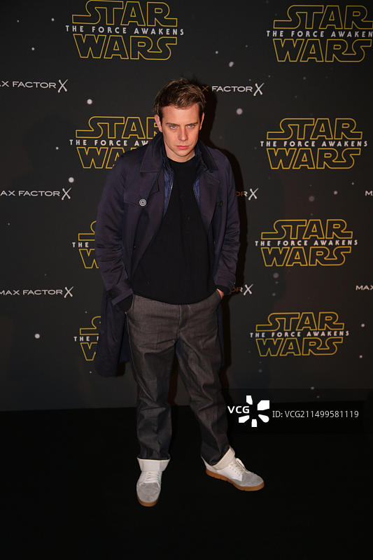 设计师乔纳森·安德森抵达伦敦塞尔福里奇酒店参加《星球大战：时尚原力觉醒》展示会。图片素材