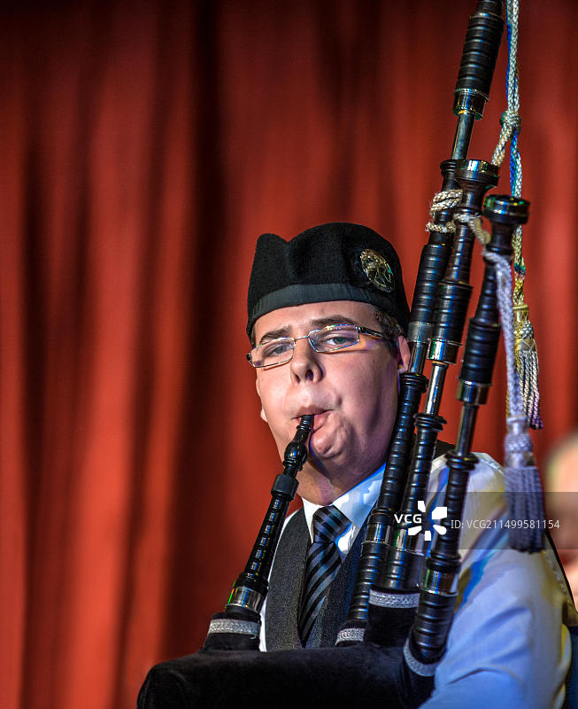 苏格兰风笛手在苏格兰因弗戈登港口迎接跨大西洋邮轮图片素材