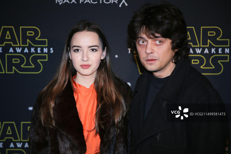 芬顿·贝利（右）抵达伦敦塞尔福里奇酒店参加星球大战时装秀图片素材