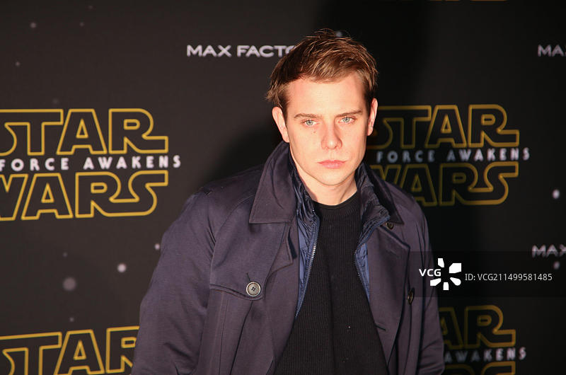 设计师乔纳森·安德森抵达伦敦塞尔福里奇酒店参加《星球大战：时尚原力觉醒》展示会。图片素材