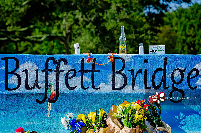 2023年9月2日，巴菲特桥上，吉米·巴菲特粉丝留下的盐瓶和其他物品，地点：密西西比州帕斯卡古拉图片素材