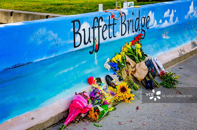 2023年9月2日，巴菲特桥上，吉米·巴菲特粉丝留下的盐瓶和其他物品，地点：密西西比州帕斯卡古拉图片素材