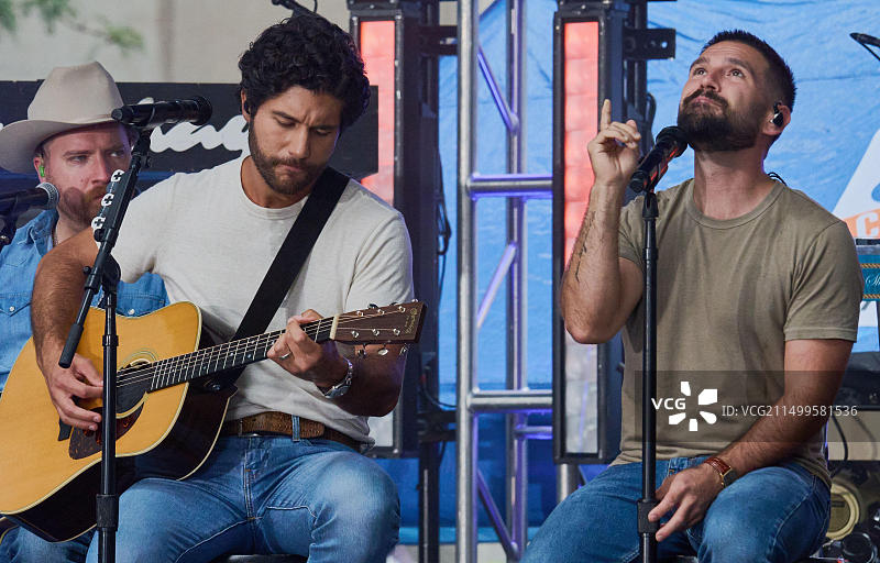 2023年7月21日，美国纽约：Dan + Shay在NBC“今日”秀洛克菲勒中心演唱会上表演。图片素材