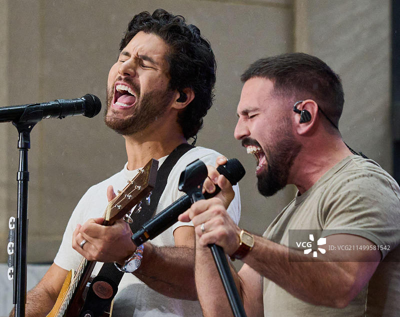 2023年7月21日，美国纽约：Dan + Shay在NBC“今日”秀洛克菲勒中心演唱会上表演。图片素材