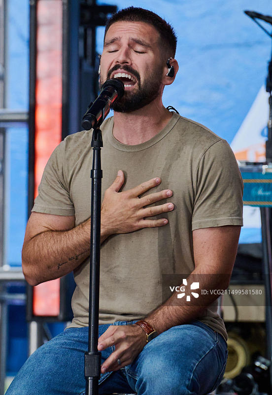 2023年7月21日，美国纽约：Dan + Shay在NBC“今日”秀洛克菲勒中心演唱会上表演。图片素材