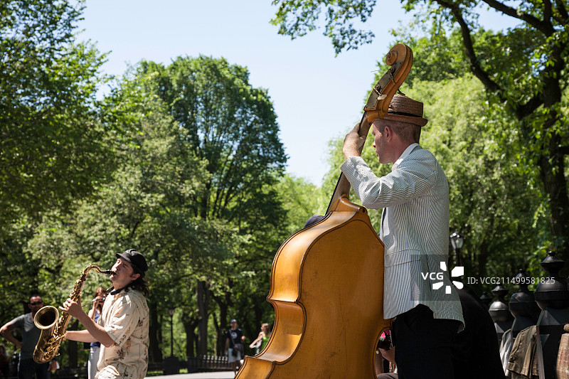 纽约中央公园乐队演奏台附近的街头音乐表演图片素材