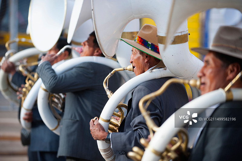 大号低音萨克斯演奏者，狂欢节，奥鲁罗，玻利维亚，南美洲图片素材