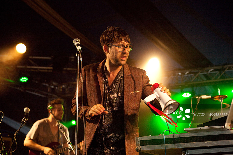 Jamie Lidell在2010年纬度音乐节上的表演，地点：英国萨福克郡亨厄姆公园图片素材