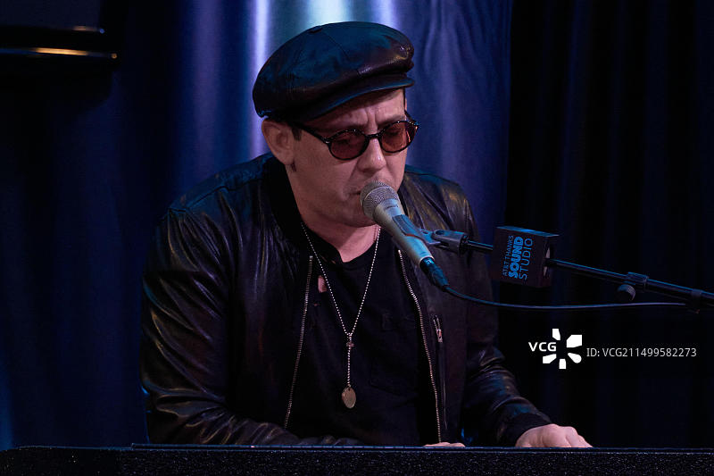 美国宾夕法尼亚州巴拉辛韦德，2019年4月18日：美国另类摇滚乐队Mona的Nick Brown做客104.5电台演出剧院。图片素材