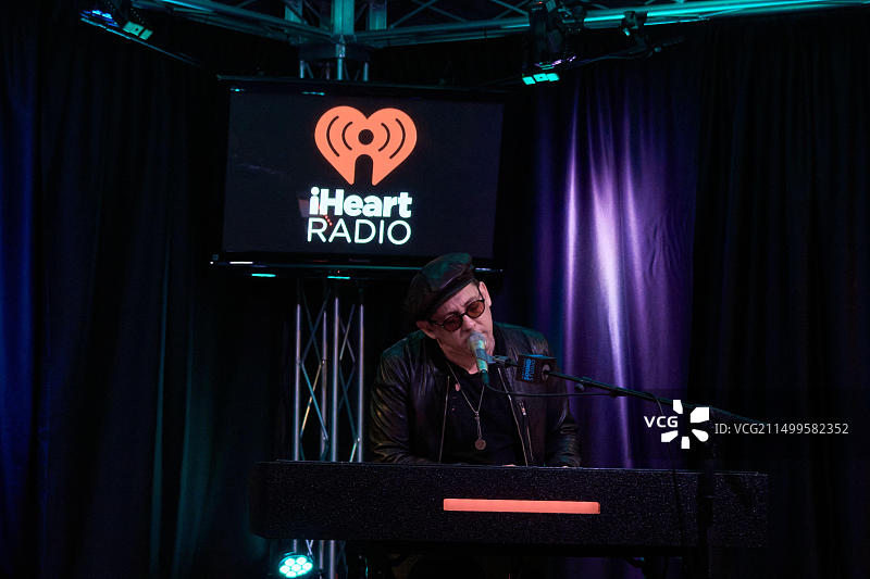 美国宾夕法尼亚州巴拉辛韦德，2019年4月18日：美国另类摇滚乐队Mona的Nick Brown做客104.5电台演出剧院。图片素材