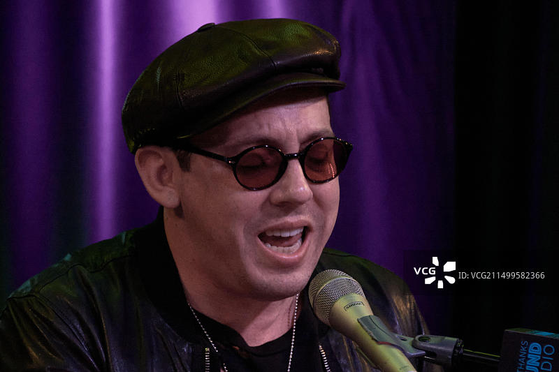 美国宾夕法尼亚州巴拉辛韦德，2019年4月18日：美国另类摇滚乐队Mona的Nick Brown做客104.5电台演出剧院。图片素材