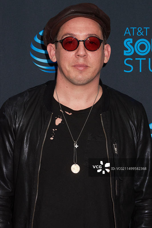 美国宾夕法尼亚州巴拉辛韦德，2019年4月18日：美国另类摇滚乐队Mona的Nick Brown做客104.5电台演出剧院。图片素材