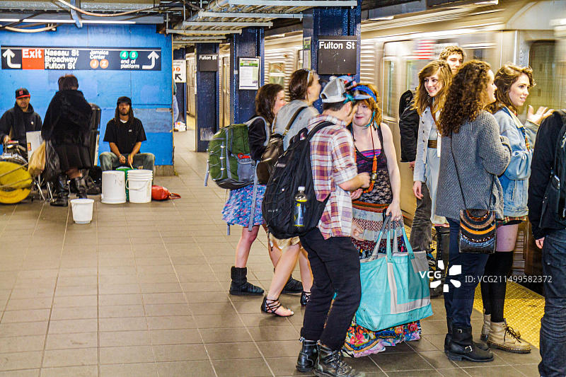 纽约市曼哈顿下城富尔顿街地铁站台图片素材