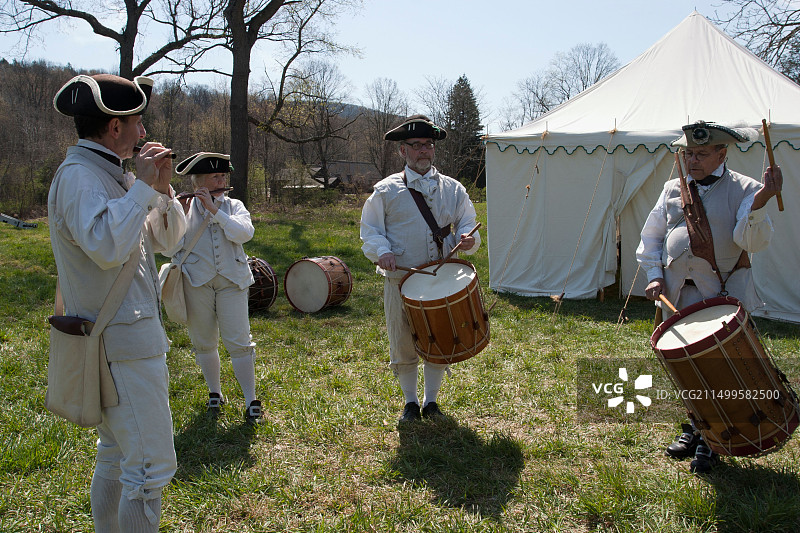 鼓乐队成员在迪尔菲尔德历史区招募志愿者，加入迪尔菲尔德民兵对抗英国军队（马萨诸塞州）图片素材