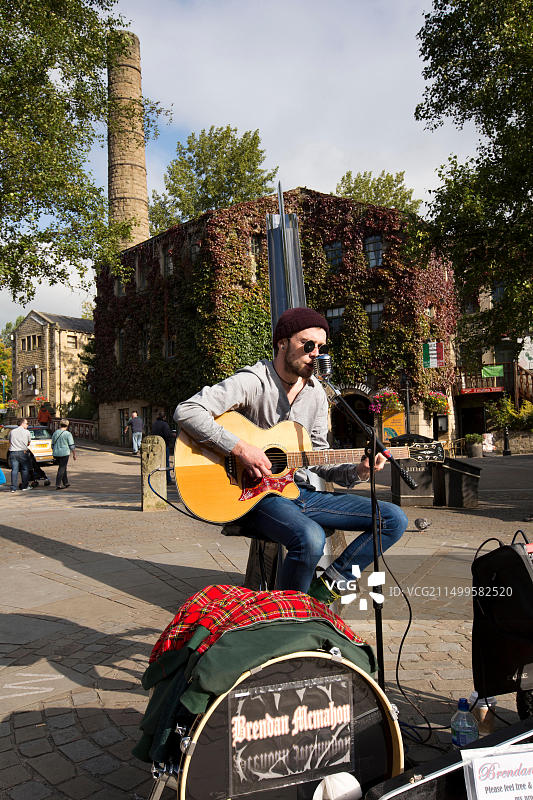 英国约克郡卡尔德代尔赫布登桥圣乔治广场街头艺人图片素材