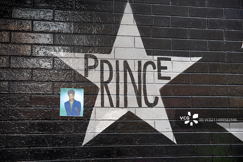 明尼苏达州明尼阿波利斯市中心第一大道和第七街入口夜总会外墙上的王子星图片素材