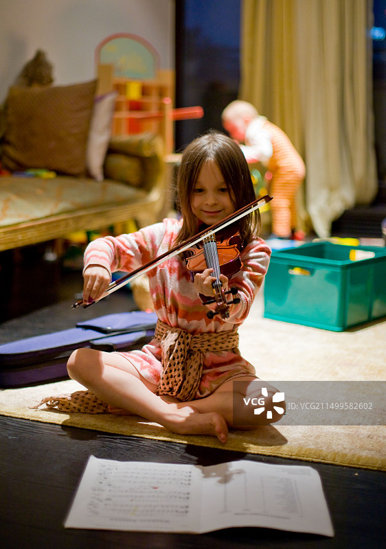 拉小提琴的小女孩图片素材