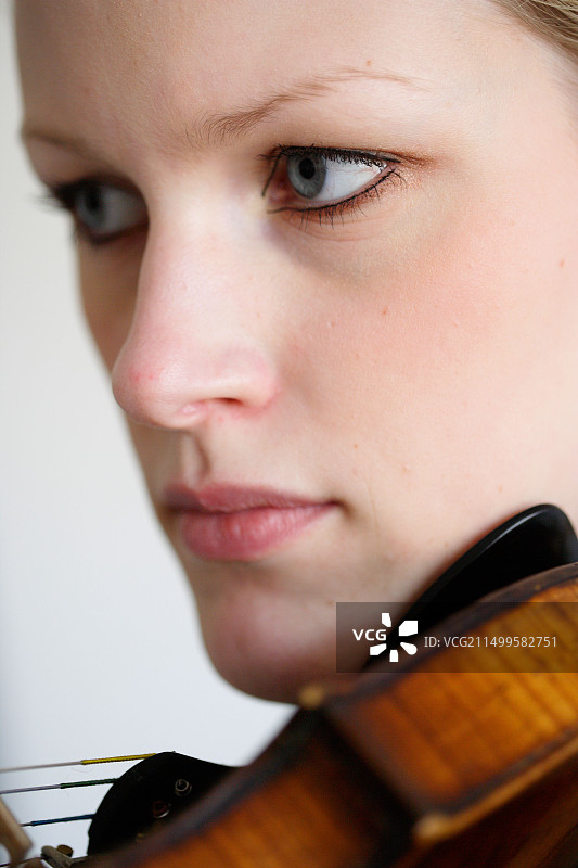 音乐学生卡塔琳娜·沃格特和她的小提琴图片素材