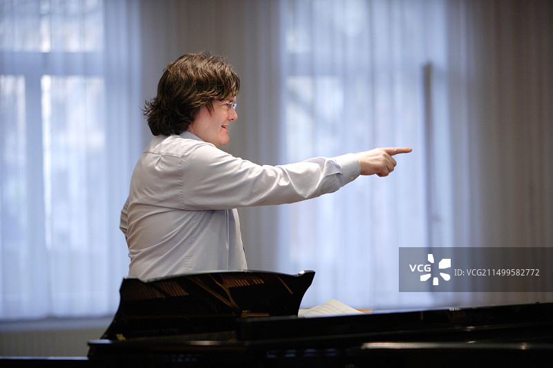 格奥尔格·克里斯托夫·比勒教授在校友会与托马纳合唱团排练图片素材