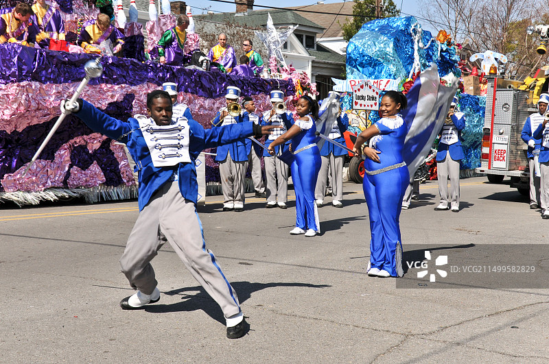游行队伍中的行进乐队鼓号长，2010年新奥尔良狂欢节图片素材
