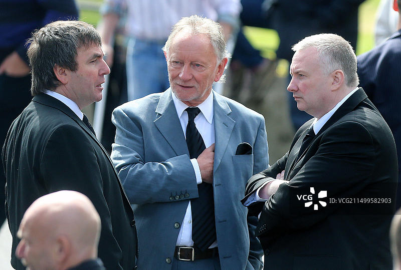 音乐人菲尔·库尔特和BBC主持人斯蒂芬·诺兰在伦敦德里圣尤金大教堂参加BBC主持人格里·安德森的葬礼图片素材