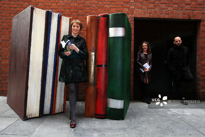 作家希内德·克劳利（左）和米歇尔·福布斯与音乐家艾德里安·克劳利在都柏林会面广场参加2014年都柏林作家节活动，并协助启动该项目。图片素材