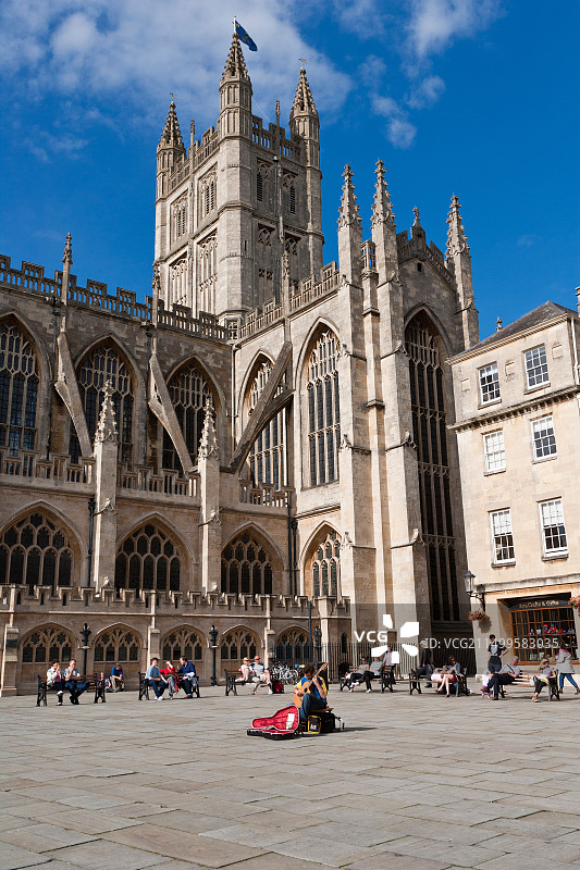 巴斯修道院外的街头音乐人图片素材