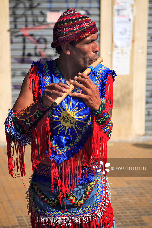 阿根廷布宜诺斯艾利斯圣特尔莫街区集市上，街头民间音乐家在街头演奏异国情调的长笛图片素材