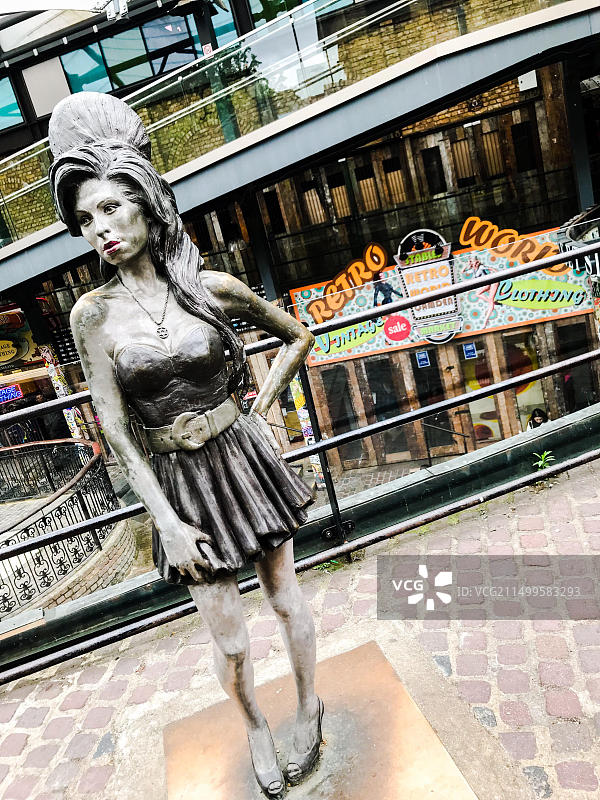 艾米·怀恩豪斯雕像，卡姆登锁，伦敦图片素材