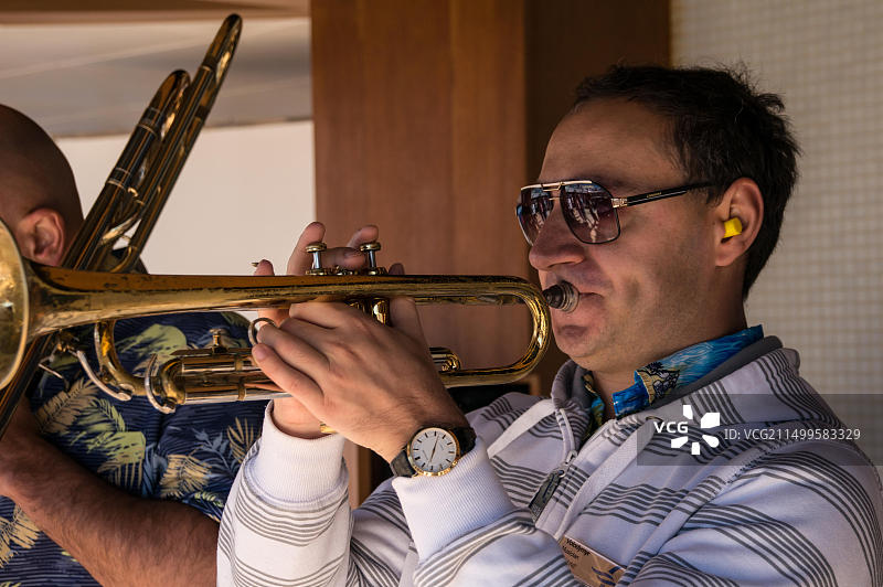 在 Oceania Marina 游轮上的小号演奏者图片素材