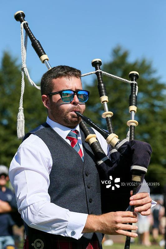 英国格拉斯哥，2022年8月12日，世界风笛乐队锦标赛在因疫情于2019年暂停后恢复，今年有来自世界各地的150支风笛乐队参加。比赛持续两天，第二天（星期六）由于天气温暖晴朗，预计将吸引创纪录的观众。警察风笛乐队的风笛手。图片素材
