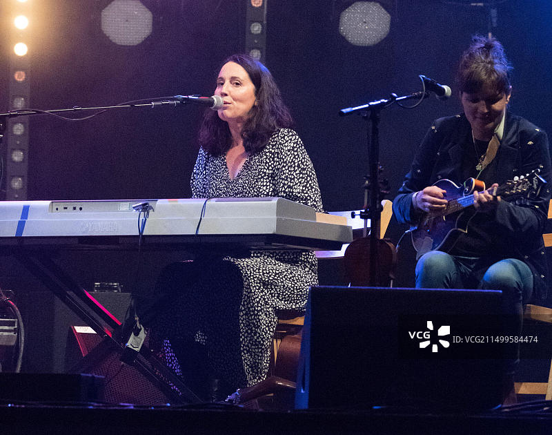 英国诺丁汉郡柯克林顿，2021年9月2日。“亨利女孩”在第14届国际乡村音乐节上进行现场表演图片素材