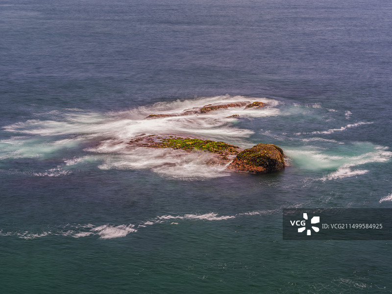 浙江宁波象山石浦渔山岛湛蓝清澈的海水图片素材