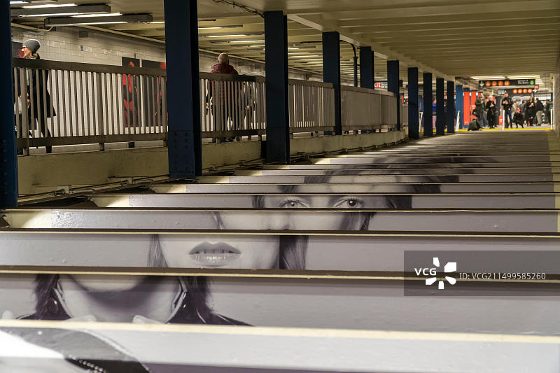 美国纽约：百老汇-拉斐特地铁站的David Bowie主题装饰图片素材