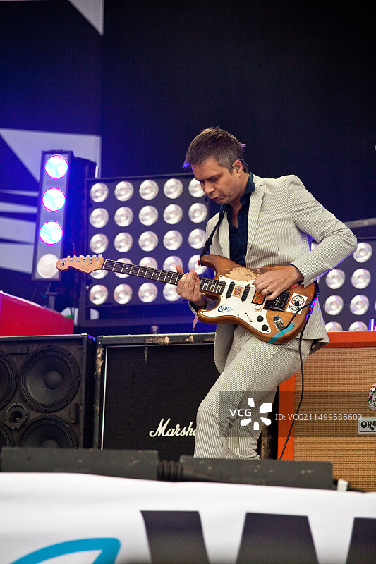 2011年英国萨默塞特郡，格拉斯顿伯里音乐节金字塔舞台上的Biffy Clyro乐队表演图片素材