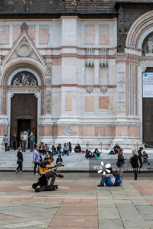意大利博洛尼亚马乔雷广场游客图片素材