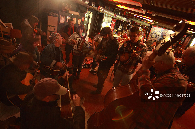 2013年迪马顿蓝草音乐节的表演图片素材