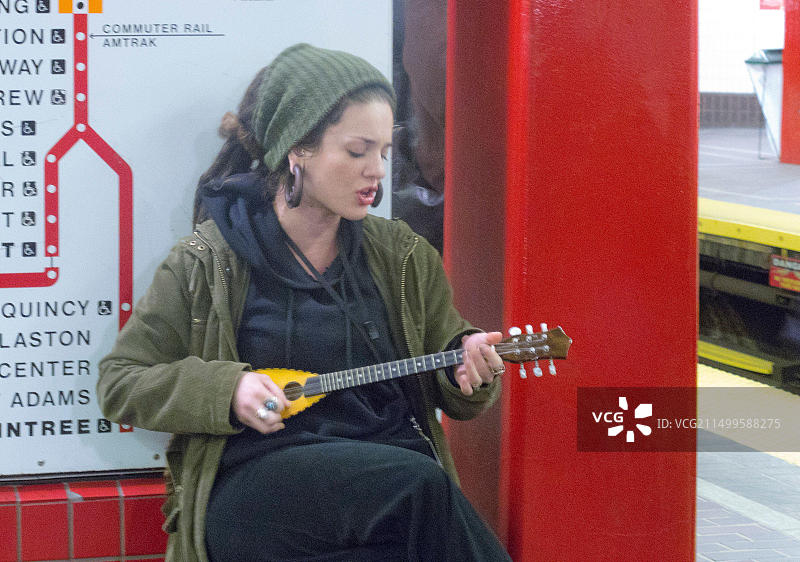 马萨诸塞州波士顿公园街MBTA红线车站的街头艺人图片素材