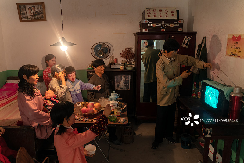 建川博物馆雕塑场景1983年家人看春晚记忆图片素材