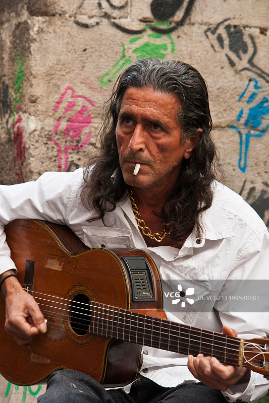 拉丁裔吉他手，玛莱区，巴黎，法国图片素材