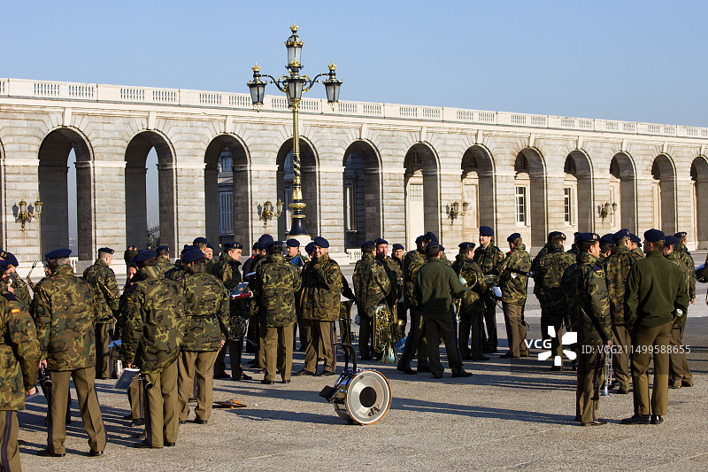 西班牙马德里王宫广场上的军乐队图片素材