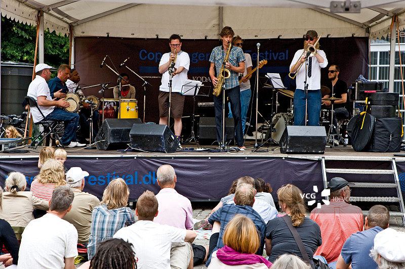 雅各布·迪内森扩展乐团在哥本哈根爵士音乐节上演奏图片素材
