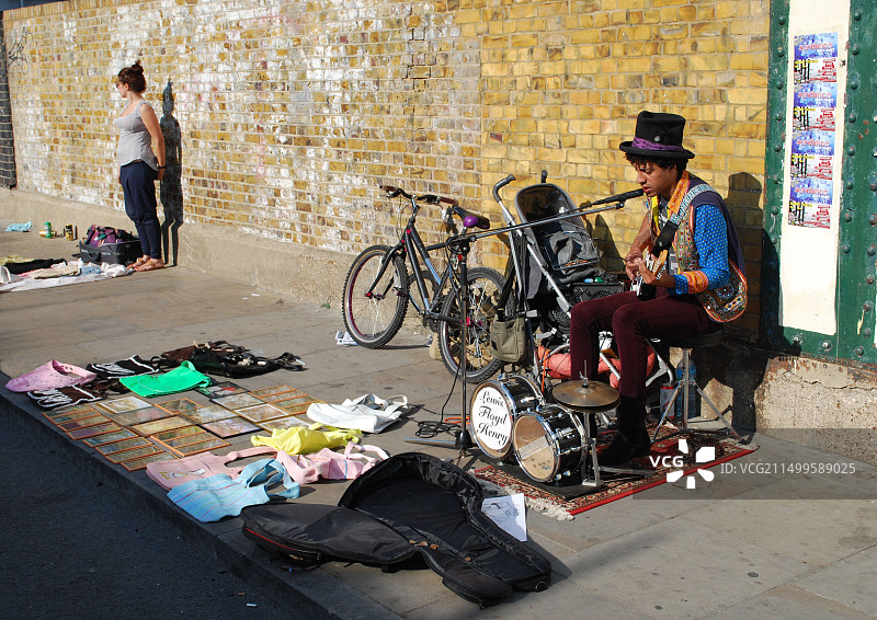 刘易斯·弗洛伊德·亨利在伦敦E1区布里克巷卖艺图片素材