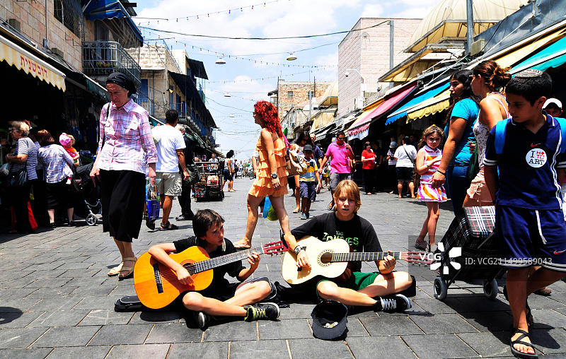 孩子们在以色列耶路撒冷马哈内耶胡达市场弹吉他图片素材