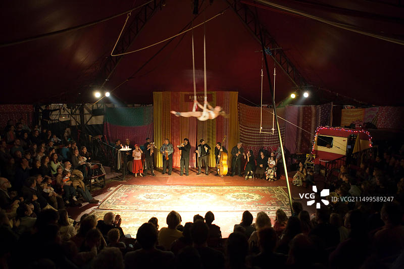 法国巴黎茨冈罗马人马戏团的空中飞人和乐队图片素材