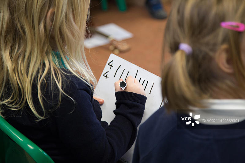 英国小学课堂：小学生学习乐理知识图片素材