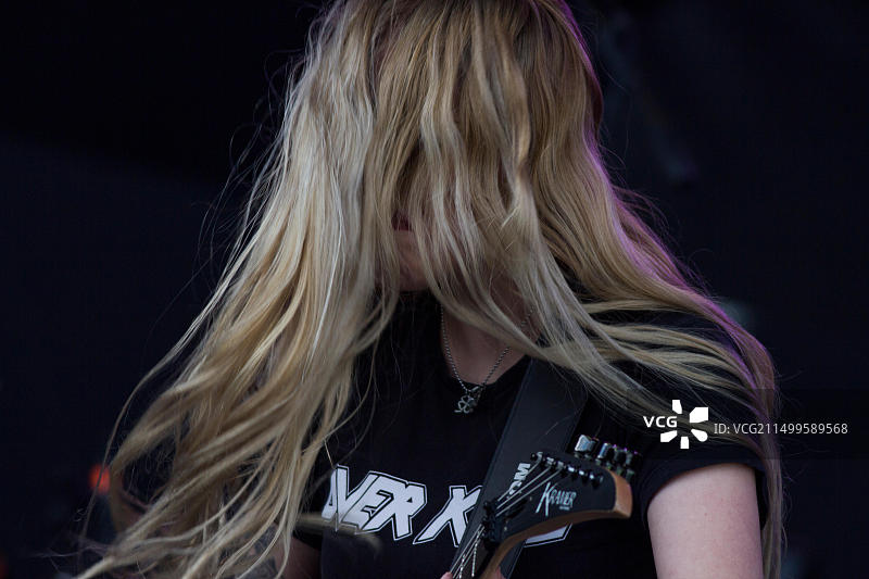 在哥伦比亚波哥大举行的2017年Rock al parque音乐节上的巴西Nervosa乐队图片素材